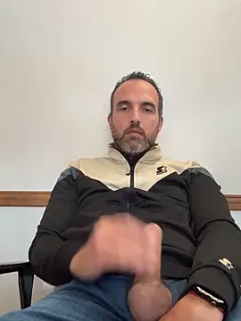 Snapshot of leon3875 chatting on February 24, 3:24 pm leon3875 online show from February 24, 3:24 pm