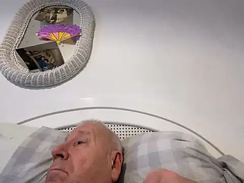 Snapshot of Bossinmidd12 chatting on December 22, 9:31 pm Bossinmidd12 online show from December 22, 9:31 pm