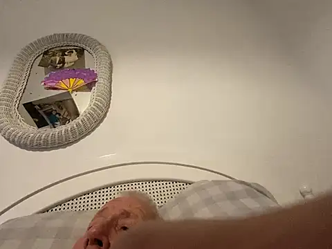 Snapshot of Bossinmidd12 chatting on December 7, 9:39 pm Bossinmidd12 online show from December 7, 9:39 pm