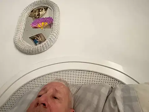 Snapshot of Bossinmidd12 chatting on February 1, 10:26 am Bossinmidd12 online show from February 1, 10:26 am