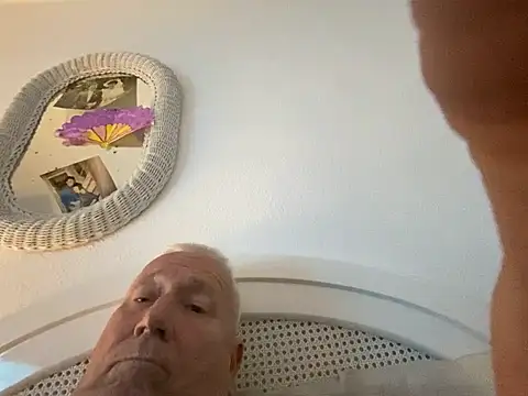 Snapshot of Bossinmidd12 chatting on February 23, 10:42 pm Bossinmidd12 online show from February 23, 10:42 pm