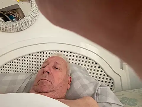 Snapshot of Bossinmidd12 chatting on December 11, 9:30 am Bossinmidd12 online show from December 11, 9:30 am