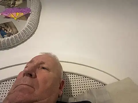 Snapshot of Bossinmidd12 chatting on February 9, 9:28 pm Bossinmidd12 online show from February 9, 9:28 pm