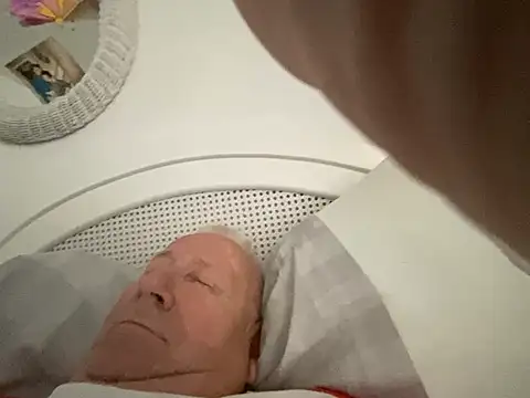 Snapshot of Bossinmidd12 chatting on February 21, 10:17 am Bossinmidd12 online show from February 21, 10:17 am