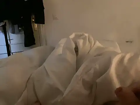 Snapshot of Bossinmidd12 chatting on February 3, 8:35 am Bossinmidd12 online show from February 3, 8:35 am