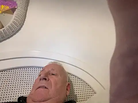 Snapshot of Bossinmidd12 chatting on March 14, 8:28 pm Bossinmidd12 online show from March 14, 8:28 pm