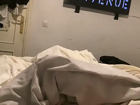 Snapshot of Bossinmidd12 chatting on November 28, 4:56 am Bossinmidd12 online show from November 28, 4:56 am