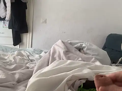 Snapshot of Bossinmidd12 chatting on December 14, 12:01 pm Bossinmidd12 online show from December 14, 12:01 pm