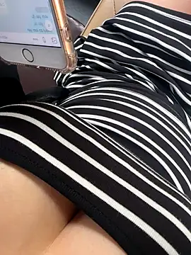 Snapshot of May-Squirt chatting on November 6, 4:27 am May-Squirt online show from November 6, 4:27 am