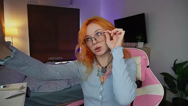 Snapshot of juicyshow_ chatting on September 13, 2:44 am juicyshow  online show from September 13, 2:44 am
