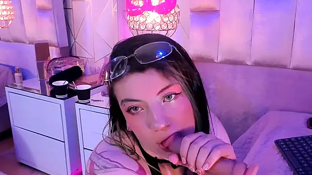 Broklinwhite  online show from May 15, 1:42 pm