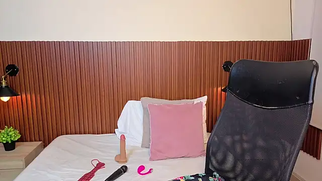 chanel brunette online show from February 19, 12:13 pm