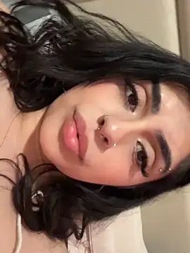 Snapshot of ThickerThanYoBitch chatting on February 15, 10:33 am ThickerThanYoBitch online show from February 15, 10:33 am