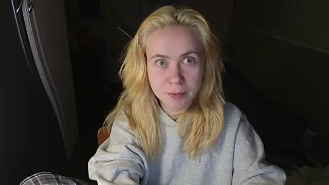 Snapshot of Riley_Roo chatting on January 6, 6:12 pm Riley Roo online show from January 6, 6:12 pm