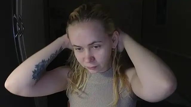 Snapshot of Riley_Roo chatting on February 15, 4:39 pm Riley Roo online show from February 15, 4:39 pm