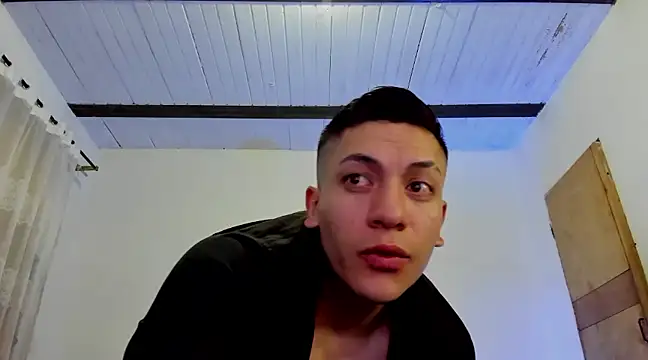 Snapshot of aquiles_51 chatting on February 11, 4:11 am aquiles 51 online show from February 11, 4:11 am