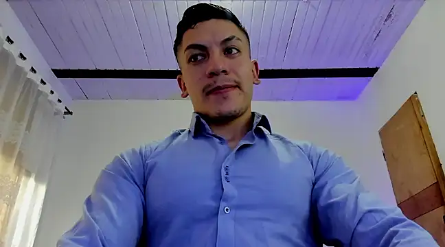 Snapshot of aquiles_51 chatting on February 21, 10:59 pm aquiles 51 online show from February 21, 10:59 pm