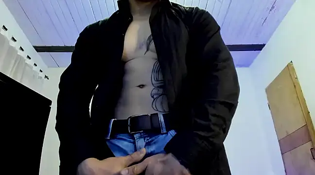 Snapshot of aquiles_51 chatting on March 8, 1:39 am aquiles 51 online show from March 8, 1:39 am
