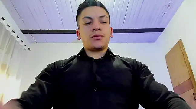 Snapshot of aquiles_51 chatting on March 7, 10:32 pm aquiles 51 online show from March 7, 10:32 pm