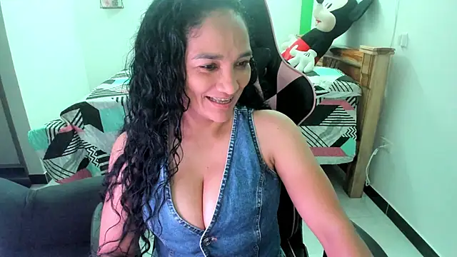 Snapshot of rayza_mature_154 chatting on September 10, 2:49 pm rayza mature 154 online show from September 10, 2:49 pm