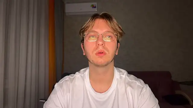 kiopiggy online show from November 30, 10:10 pm