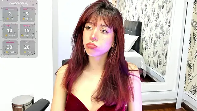 SuzzyyM online show from March 18, 8:10 pm