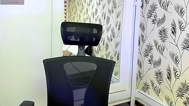 SuzzyyM online show from March 19, 10:10 pm