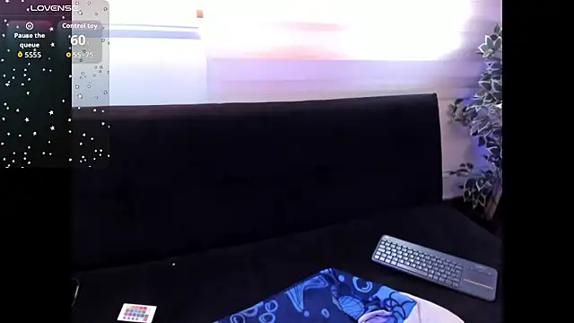 SuzzyyM online show from March 14, 7:42 pm