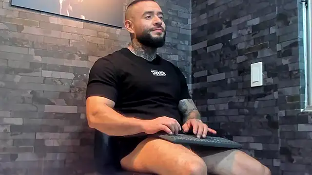 Snapshot of BruceDallas chatting on July 5, 1:10 am BruceDallas online show from July 5, 1:10 am