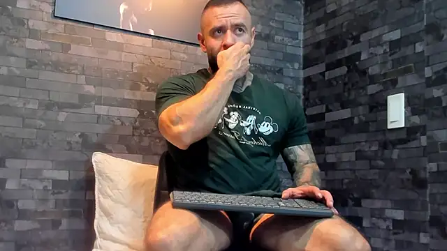 Snapshot of BruceDallas chatting on July 16, 4:31 am BruceDallas online show from July 16, 4:31 am