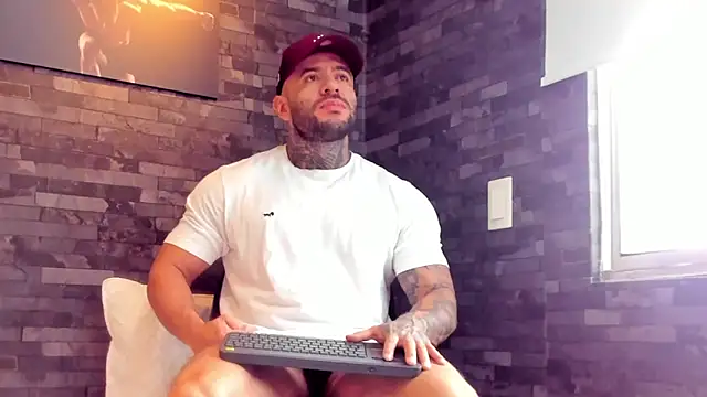 Snapshot of BruceDallas chatting on February 2, 9:14 pm BruceDallas online show from February 2, 9:14 pm