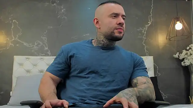 BruceDallas online show from February 19, 1:18 am