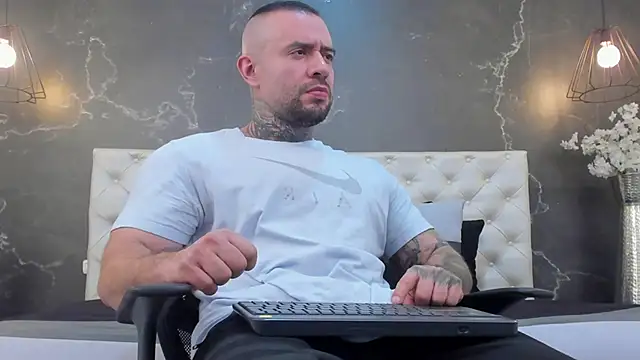 BruceDallas online show from February 5, 1:37 am