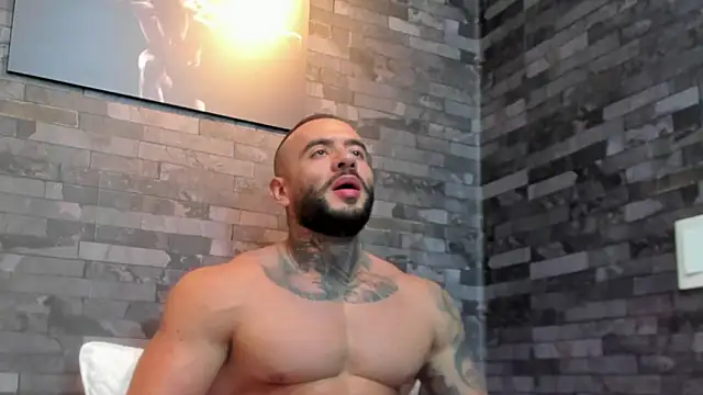 Snapshot of BruceDallas chatting on December 16, 1:54 am BruceDallas online show from December 16, 1:54 am