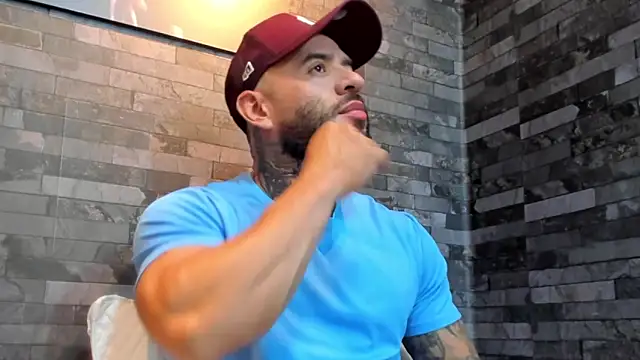 Snapshot of BruceDallas chatting on January 9, 3:24 am BruceDallas online show from January 9, 3:24 am