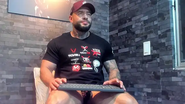 Snapshot of BruceDallas chatting on June 7, 11:43 pm BruceDallas online show from June 7, 11:43 pm
