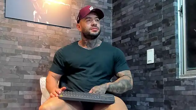 Snapshot of BruceDallas chatting on February 3, 4:10 am BruceDallas online show from February 3, 4:10 am