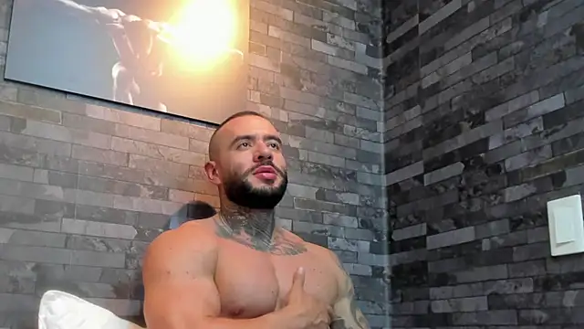 Snapshot of BruceDallas chatting on December 15, 1:00 am BruceDallas online show from December 15, 1:00 am