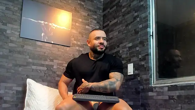 Snapshot of BruceDallas chatting on December 2, 12:00 am BruceDallas online show from December 2, 12:00 am