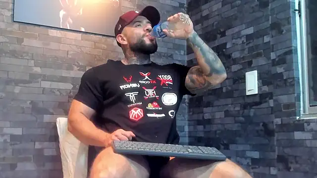Snapshot of BruceDallas chatting on June 8, 1:50 am BruceDallas online show from June 8, 1:50 am