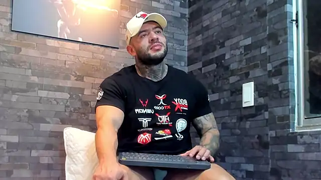 Snapshot of BruceDallas chatting on February 4, 12:27 am BruceDallas online show from February 4, 12:27 am