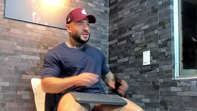 Snapshot of BruceDallas chatting on February 20, 1:24 am BruceDallas online show from February 20, 1:24 am