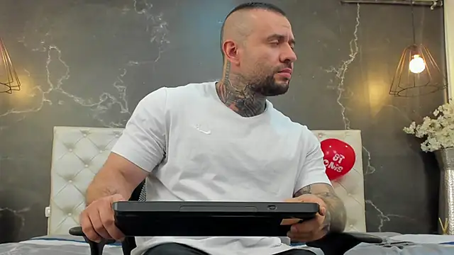 BruceDallas online show from February 15, 2:37 am