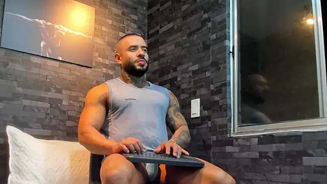 Snapshot of BruceDallas chatting on November 26, 12:54 am BruceDallas online show from November 26, 12:54 am