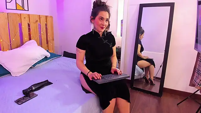 emily amaya online show from June 17, 8:19 pm