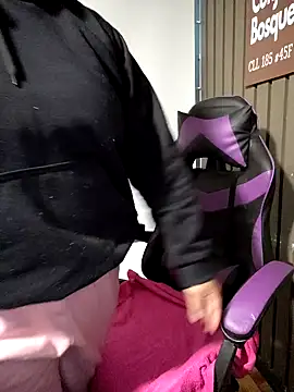 Snapshot of Cute_Penelope chatting on November 27, 11:21 am Cute Penelope online show from November 27, 11:21 am