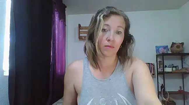Snapshot of charlott_ponce chatting on February 19, 6:10 pm charlott ponce online show from February 19, 6:10 pm
