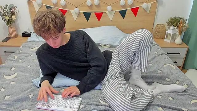 Snapshot of Fandi_777 chatting on March 13, 10:57 am Fandi 777 online show from March 13, 10:57 am