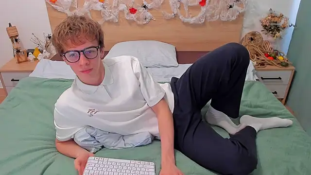 Snapshot of Fandi_777 chatting on October 15, 8:44 am Fandi 777 online show from October 15, 8:44 am