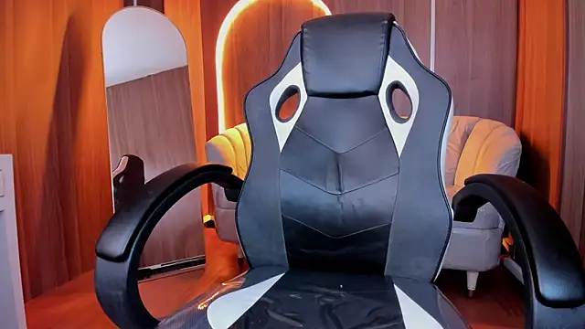 Snapshot of _mia_collins_b_ chatting on October 30, 12:58 pm  mia collins b  online show from October 30, 12:58 pm